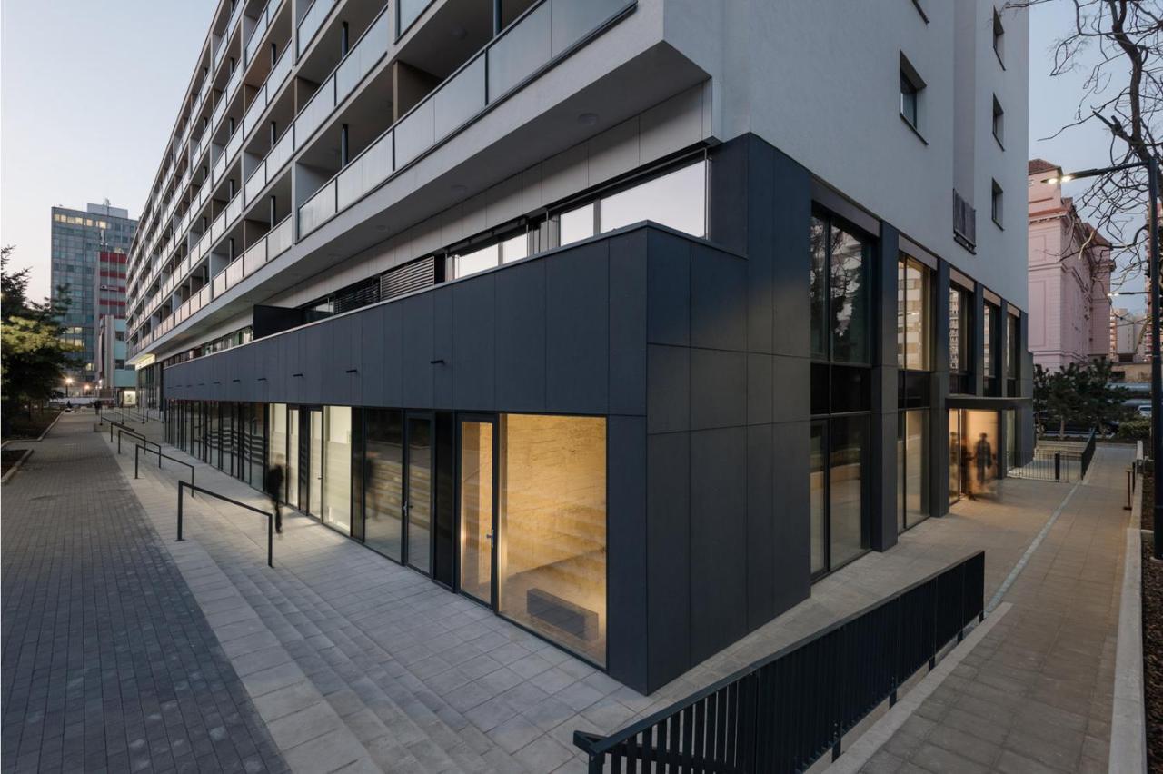 Central Point By Zoom Apartments Bratislava Bagian luar foto