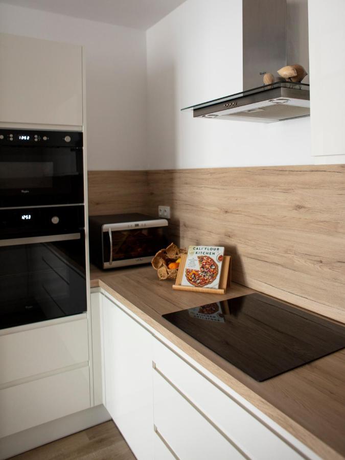 Central Point By Zoom Apartments Bratislava Bagian luar foto